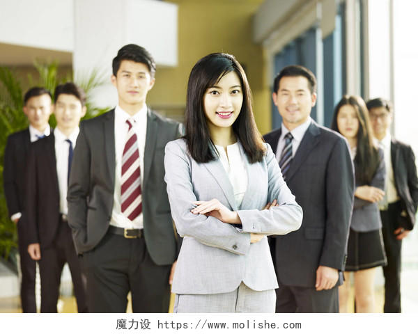 一个成功的亚洲商人和女商人团队的肖像企业专业商务精英团队商务男女